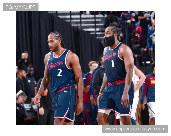 NBA焦点战再掀高潮巨星对决引爆季后赛格局东西部排名生变引发热议 NBA焦点战再掀高潮巨星对决引爆季后赛格局东西部排名生变引发热议