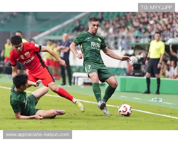 新赛季中超联赛激战正酣 上海海港迎战北京国安展现强大实力 新赛季中超联赛激战正酣 上海海港迎战北京国安展现强大实力