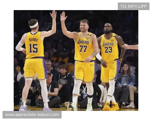 NBA最新动态：詹姆斯复出大爆发 勇士连胜势头强劲 湖人迎接季后赛挑战