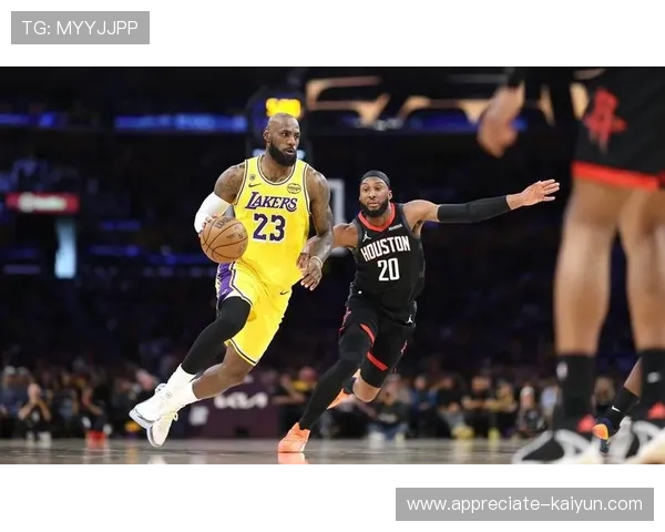 湖人逆转勇士夺胜利 詹姆斯关键时刻再显巨星风采